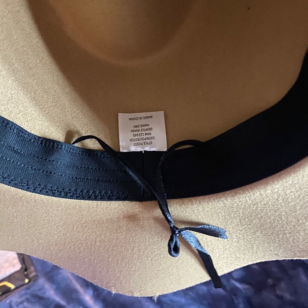 Women’s hat - Picture 2 of 3